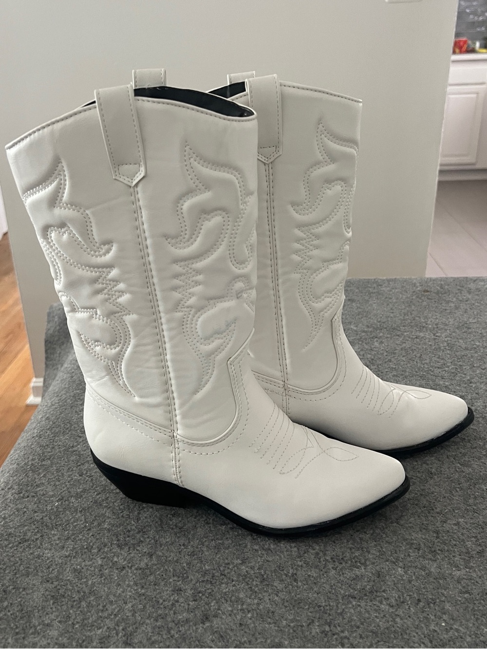 Soda “Reno” White Western Cowboy Boots for Women Size 7